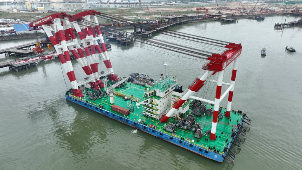 浮吊船全貌近景