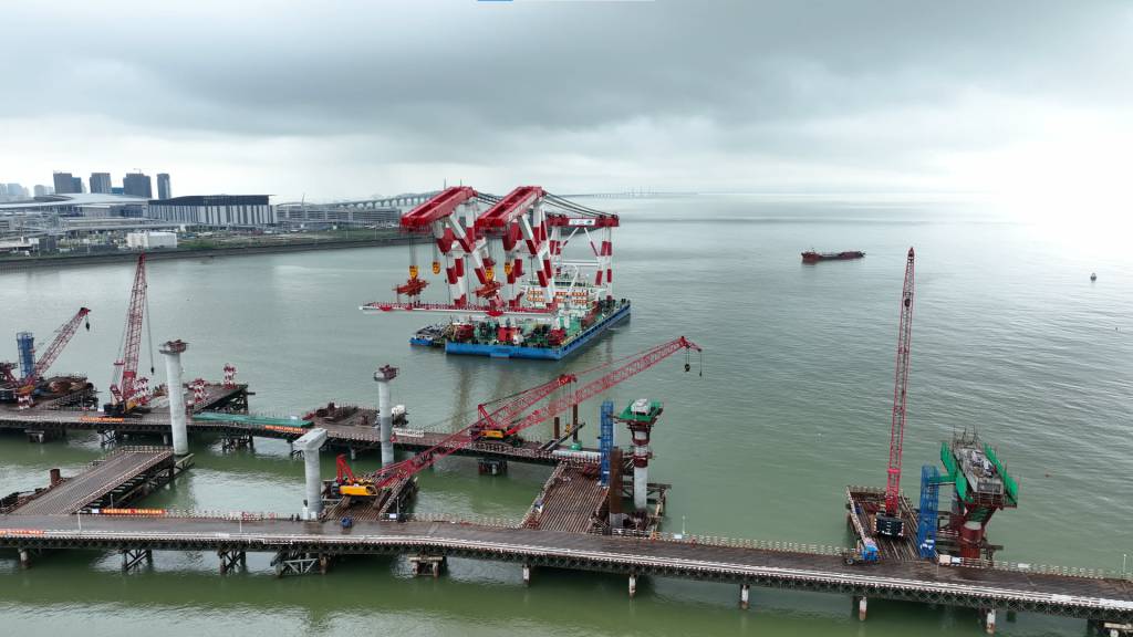 浮吊船带大桥1